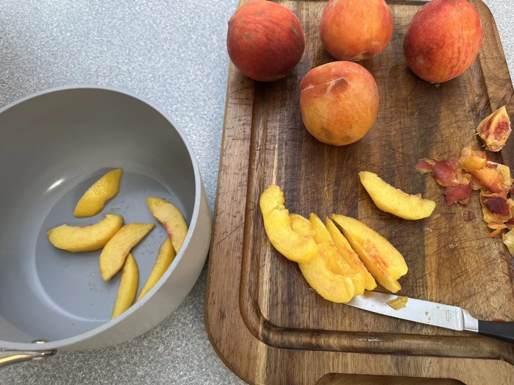 slicing peaches